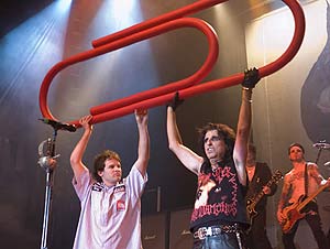 Kyle MacDonald con el grupo Alice Cooper, en pleno concierto. (Foto: kylemacdonald en Flickr)