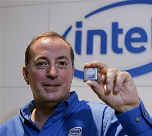 Paul Otellini muestra el nuvo 'chip'. (Foto: AP)