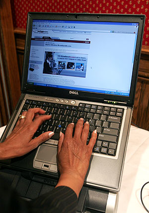 Un usuario utiliza un portátil de Dell. (Foto: AP)