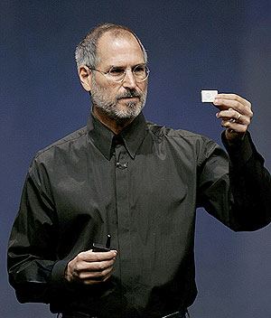 Steve Jobs muestra el nuevo iPod Shuffle. (Foto: AP)