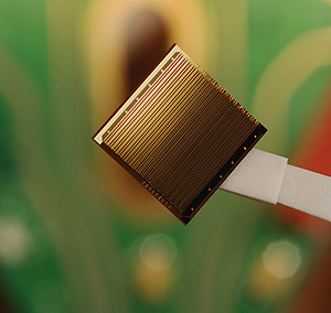 Imagen del prototipo de 'chip' híbrido de silicio. (Foto: AFP)