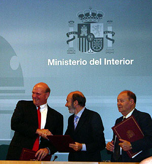 Ballmer, Rubalcaba y Parada, tras la firma del acuerdo. (Foto: P. R.)