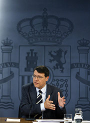 El ministro Jordi sevilla, tras el Consejo de Ministros. (Foto: EFE)