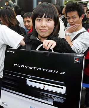 Una cliente japonesa con la PS3. (Foto: AP)