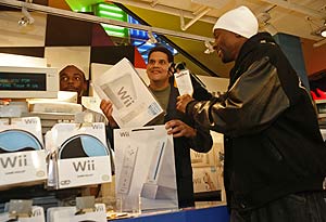 El primer comprador de la Wii, en Nueva York. (Foto: AP)