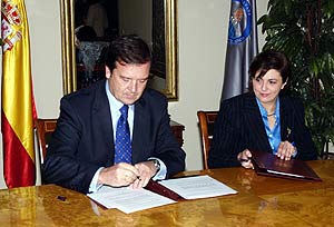 Luis Jimnez y Rosa Garca, durante la firma del acuerdo. (Foto: Microsoft)