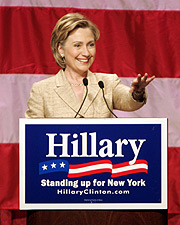 Hillary Clinton mantiene conversaciones con sus votantes a través de la Red. (Foto: AP)