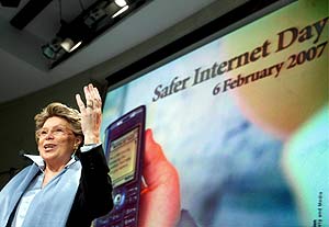 Viviane Reding, en una rueda de prensa sobre seguridad en Internet. (Foto: EFE)