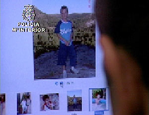 Un agente de Policía observa imágenes de pornografía infantil recientemente incautadas. (Foto: EFE)