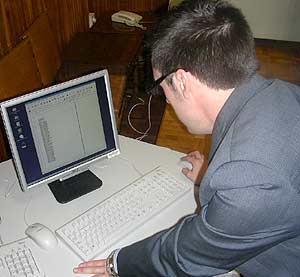 El concejal de Ciencia y Tecnologa de Zaragoza, Ricardo Cavero, muestra un ordenador con el sistema SuSE Linux en el Ayuntamiento. (Foto: P. R.)
