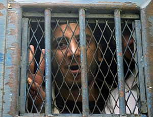 Abdel Karim Suleimn, encerrado en un furgn policial. (Foto: REUTERS)