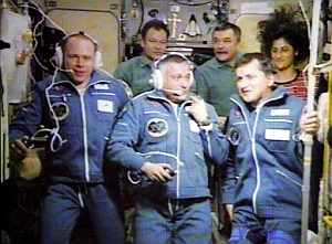 Charles Simonyi, a la derecha, con sus compaeros en la Estacin Espacial Internacional. (Foto: EFE)