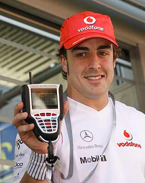 Fernando Alonso presenta en montmel el dispositivo Kangoroo TV de Vodafone-McLaren Mercedes. (Foto: REUTERS)