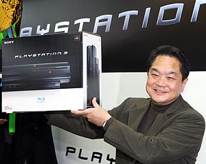 Ken Kutaragi, con la PlayStation 3, el pasado mes de noviembre. (Foto: AP)