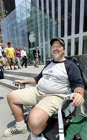 Greg Packer, sentado en frente de la Quinta Avenida de Nueva York. (Foto: AFP)