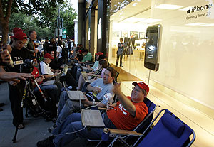 Colas en la tienda de Apple en Palo Alto, California. (Foto: AP)