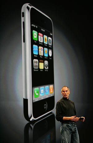 Steve Jobs, presidente de Apple, durante la presentación del iPhone en enero. (Foto: AP)