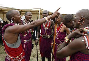 Hombres masai en una aldea a 100 kilmetros al oeste de Nairobi celebran el Da Internacional de los Pueblos Indgenas. (Foto: REUTERS)