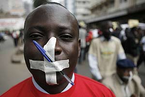 Un periodista en la manifestacin del pasado da 15 de agosto contra la nueva Ley de Prensa keniata. (Foto: REUTERS)