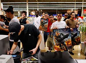 Imágenes de las colas para comprar el videojuego en Florida. (Foto: AFP).