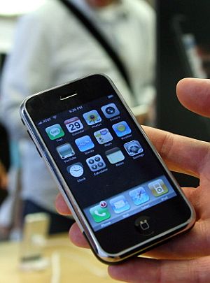 Un hombre muestra un iPhone en una tienda de Apple. (Foto: AFP)
