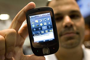 Los teléfonos, como este modelo de HTC, vienen ya preparados para navegar por la Red. (Foto: AFP)