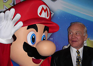 El veterano astronauta Buzz aldrin posa junto a Mario. (Foto: P. R.)