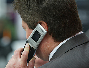 Un ejecutivo hablando por su telfono mvil. (Foto: Antonio Moreno)