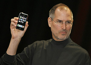 Steve Jobs con un iPhone, el pasado ao. (Foto: AFP)