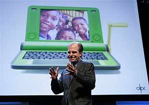 Nicholas Negroponte, fundador de 'One Laptop per Child', en el CES 2008 de Las Vegas. (Foto: AP)
