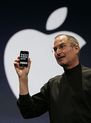 Steve Jobs, con el iPhone, en la feria Macworld. (Foto: AP)