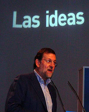 Rajoy, durante el encuentro. (Foto: P. Romero)