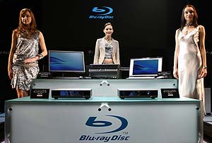 El reproductor Blu-ray, junto a otros productos de Sony. (Foto: AFP)
