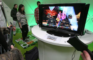 Varias personas juegan al 'Guitar Hero III' en la pasada edicin de CeBIT. (Foto: AFP)