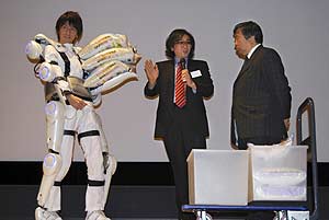 Presentacin del traje en Tokio, en la que el creador del invento, Yoshiyuki Sankai, da explicaciones al secretario general del Ministerio de Educacin y Ciencia, Yoshitsugu Harada. (Foto: EFE)