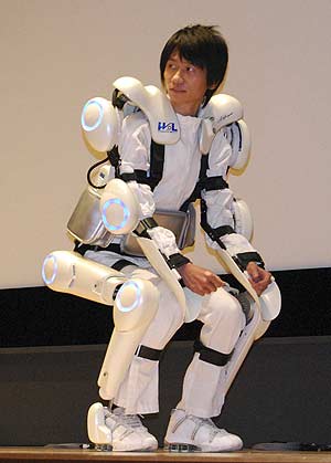 El traje-robot facilita tambin movimientos como levantarse de una silla. (Foto: EFE)