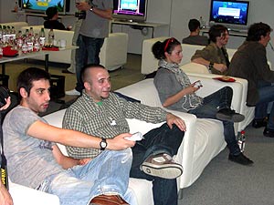 La prensa especializada prob los juegos en la sede europea de la compaa. (Foto: P. R.)