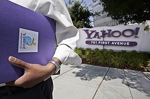 Un trabajador de Yahoo! junto a la sede de la compaa. (Foto: AP)