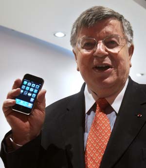 El jefe de France Telecom con un iPhone. (Foto: AFP)