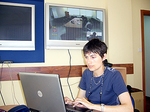 Weinroth trabajando mientras en la pantalla se ve la oficina de Ramala online. (Foto: Sal Emergui)