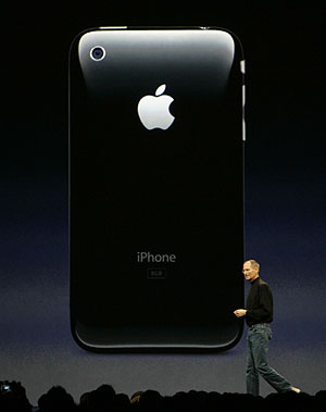 Jobs, ante la característica parte trasera del dispositivo. (Foto: AP)