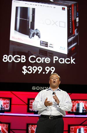 Jack Tretton, jefe de Sony en Amrica, presenta el nuevo modelo de la PS3. (Foto: REUTERS)