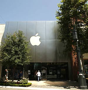 Imagen del exterior de la tienda Apple de Los Angeles. (Foto: REUTERS)