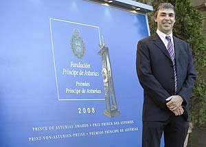 Larry Page posa frente a un cartel de los Premios Príncipe de Asturias. (Foto: Reuters)