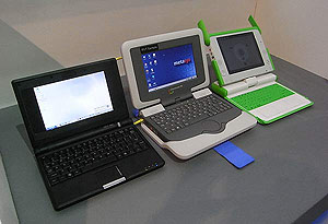 De izquierda a derecha, Asus EeePC, Classmate de Intel y XO de OLPC. (Foto: P. R.)