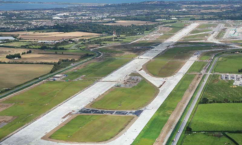 Nueva pista de aterrizaje y despegue del Aeropuerto de Dublín (Irlanda).
