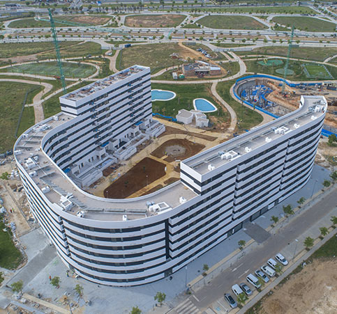 Con un 'parque' privado de 33.000 m², así son las casas nuevas de urbanización más grande de España