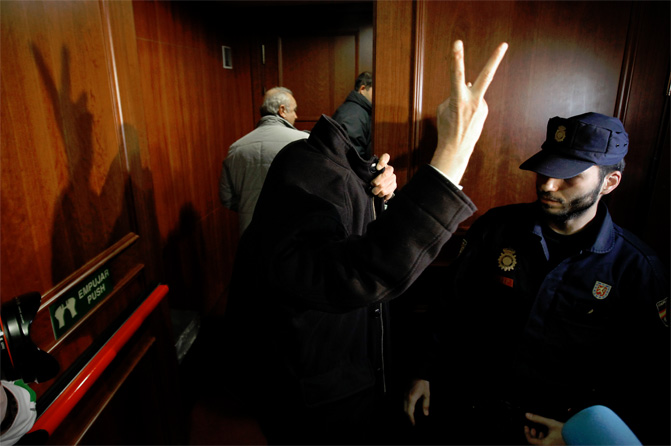 Un controlador hace un gesto ante la policía tras la militarización. | Alberto di Lolli