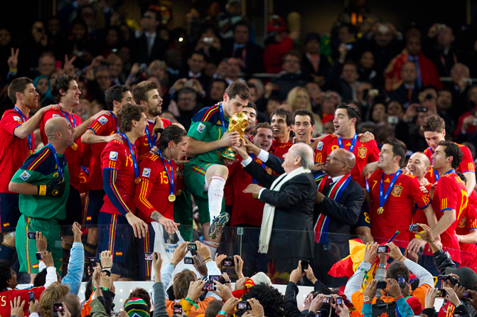 Iker Casillas besa el trofeo del Mundial de fútbol en Sudáfrica. | Carlos García Pozo