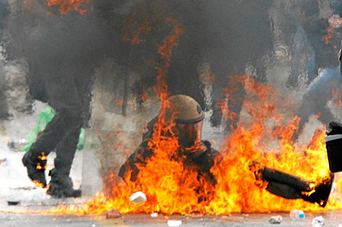Un policía arde en Grecia durante una huelga general. | Louisa Gouliamaki
